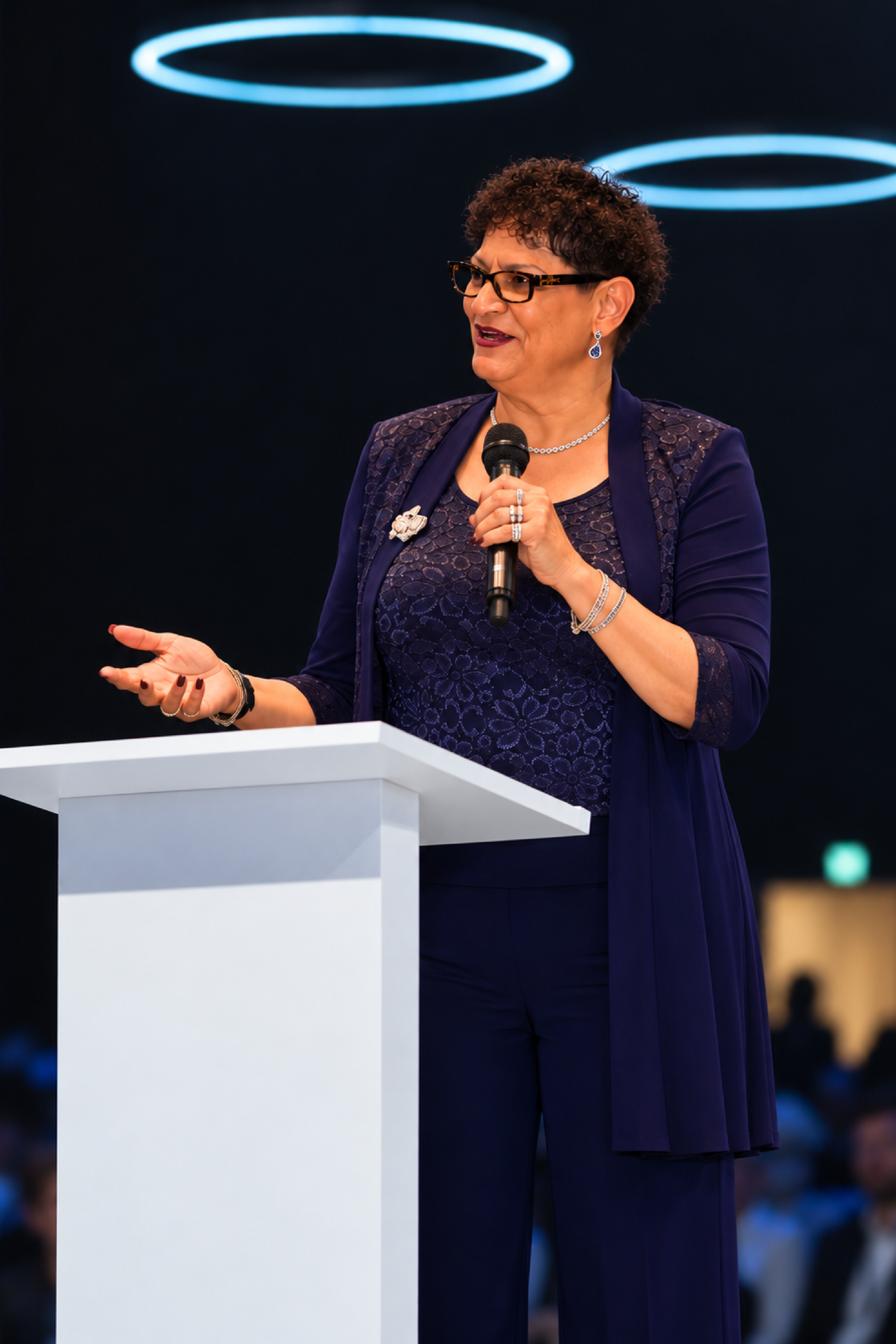 Speaker sharing expertise at LoopLynks Events